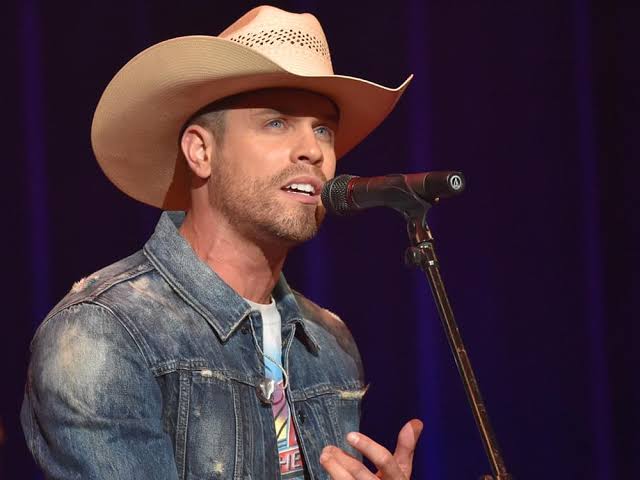 Dustin Lynch performing on tour